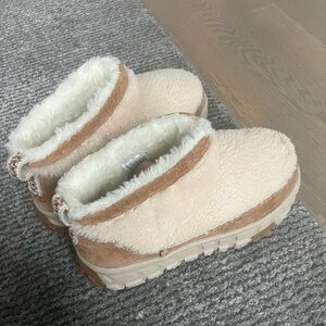 Venture Daze Ultra Mini Cozy Ugg — Never Worn!